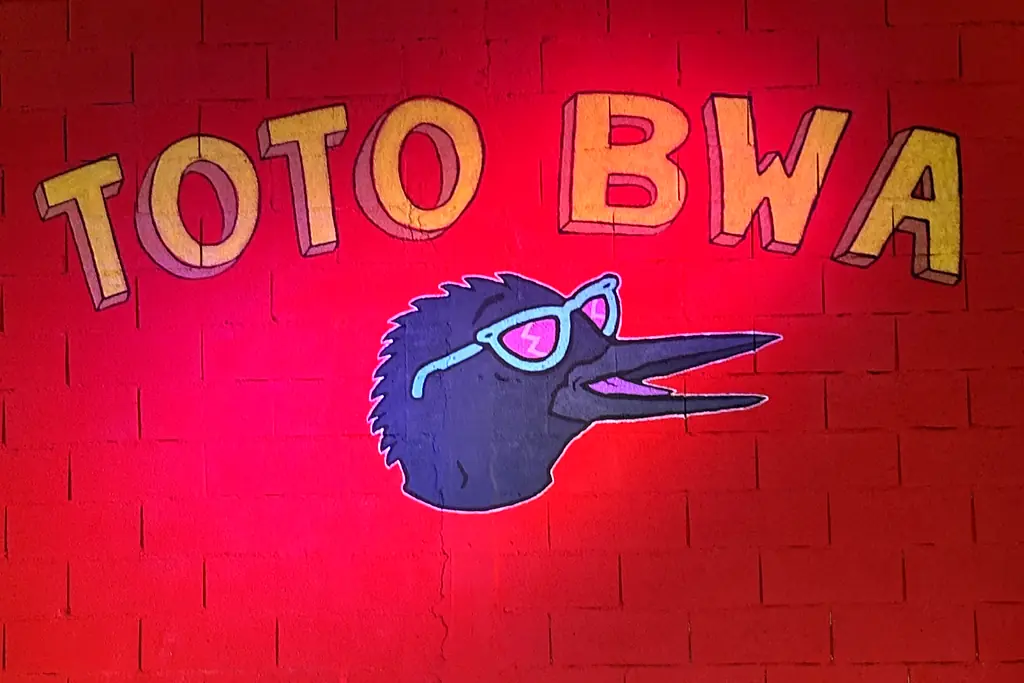 Le mur rouge de la scène, peint du logo Toto Bwa.